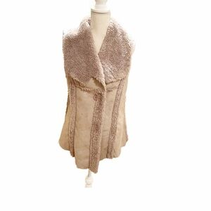 Dolce Cabo Faux Fur Vest in Cream/Beige